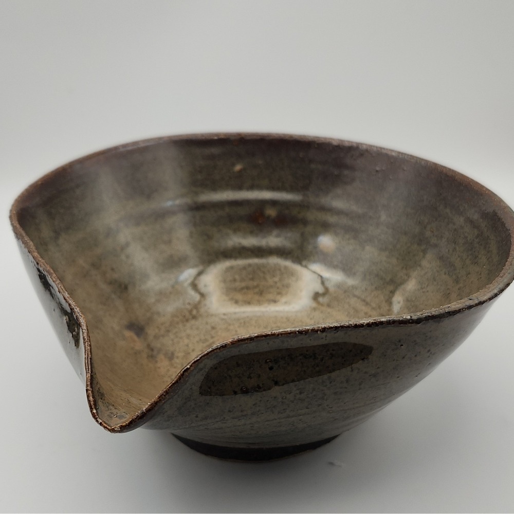 Japanese Handmade Pottery Bowl Brown Glaze Pouring Spout Signed 10" x 3.5" - Picture 2 of 9